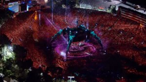 U2: I’ll Go Crazy If I Don’t Go Crazy Tonight image